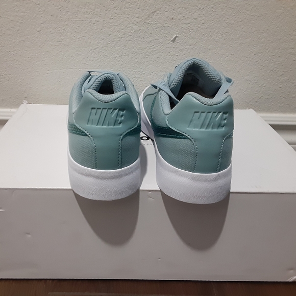 Nike - Picture 3 of 4